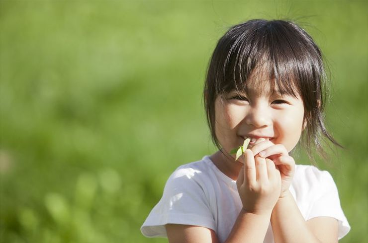 悩んでいる男性