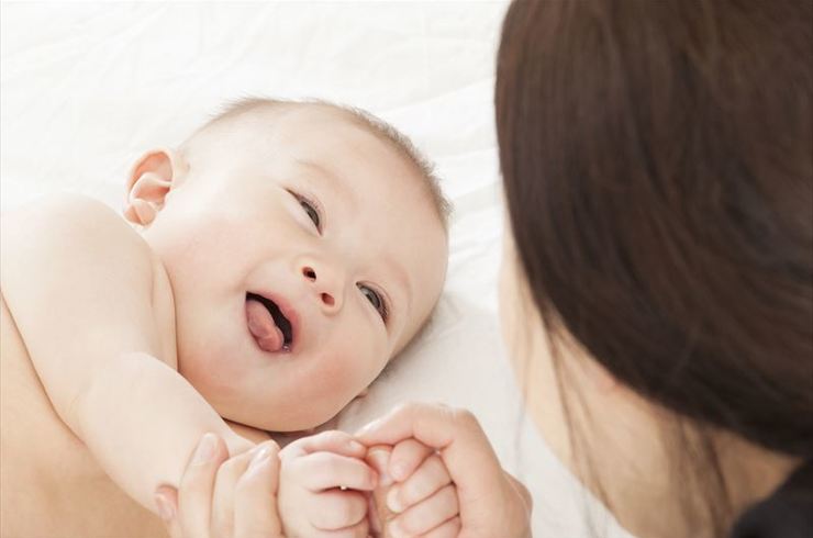 小さい子供の手